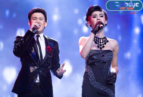 Lâm Chi Khanh thay bộ trang phục đen khá sang trọng và song ca cùng Dương Triệu Vũ ca khúc "Trái tim ngục tù" .
